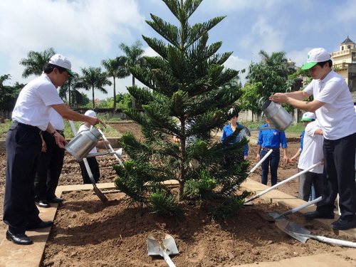 Trồng cây hưởng ứng Chiến dịch làm cho thế giới sạch hơn 2015 tại tỉnh Hưng Yên